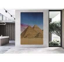 Interiér s nástenným panelom s motívom pyramíd