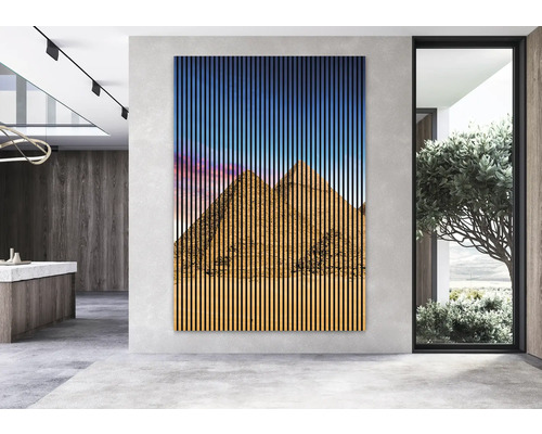 Interiér s nástenným panelom s motívom pyramíd