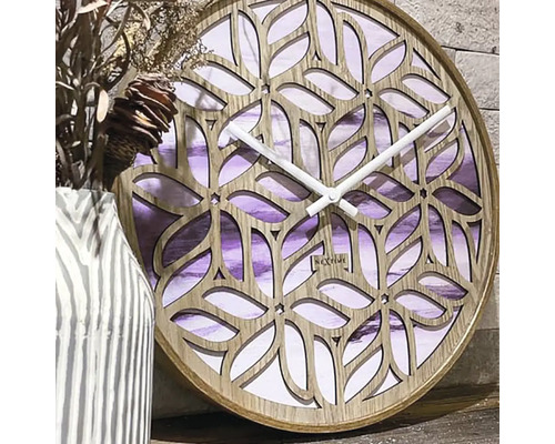 Nástenné hodiny s dreveným vzorom a ručičkami