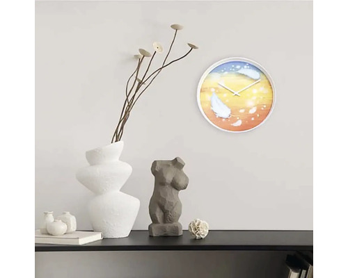 Dekoratívna scéna s nástennými hodinami, vázou, rastlinou a sochou na polici.