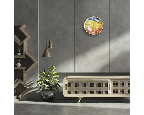 Obývacia izba s dekoratívnymi nástennými hodinami, drevenou policou a izbovou rastlinou