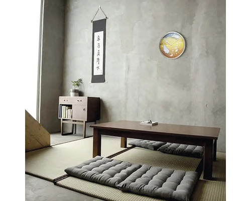 Svetlá izba s tatami rohožami, sedacími vankúšmi, stolom a nástennými dekoráciami