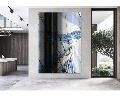 Dekoratívny nástenný obraz s abstraktným motívom plachetnice a pruhovaným vzorom v modernom priestore