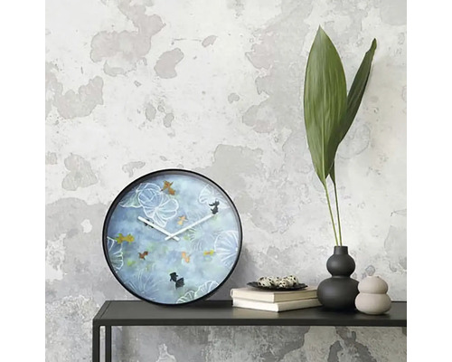 Nástenné hodiny s motívom zlatej rybky na čiernej polici