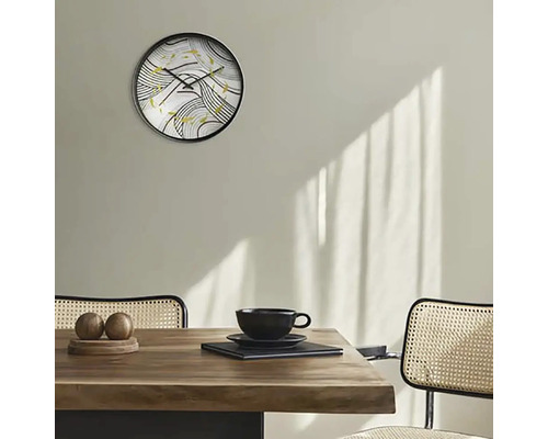 Scéna s nástennými hodinami nad dreveným stolom s riadom a stoličkami.