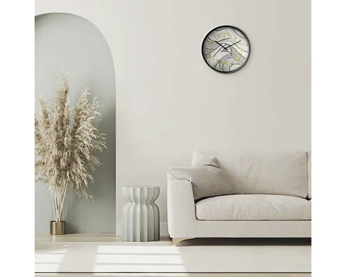 Obývacia izba s pohovkou a dekoratívnymi nástennými hodinami