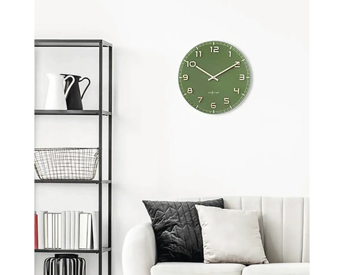 Nástenné hodiny v obývacej izbe s regálom a pohovkou.