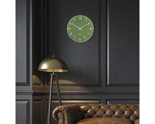 Nástenné hodiny v obývacej izbe so stojacou lampou a koženou pohovkou