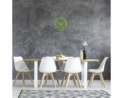 Jedáleň s jedálenským stolom, stoličkami, nástennými hodinami a kobercom