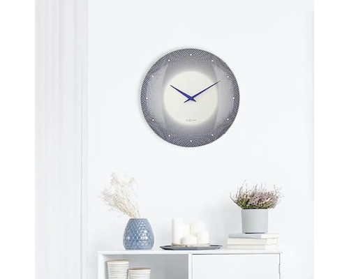 Nástenné hodiny s geometrickým vzorom a ručičkami