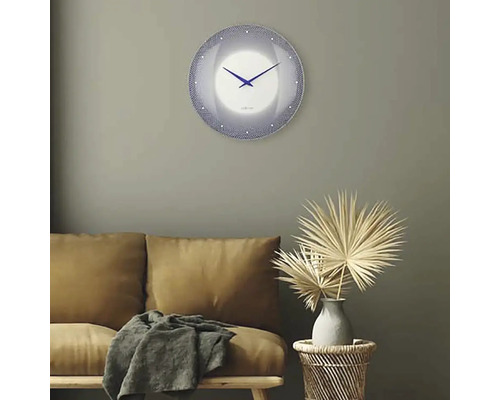 Obývacia izba s pohovkou, príručným stolíkom s dekoráciou a okrúhlymi nástennými hodinami