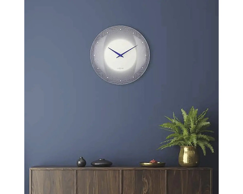 Nástenné hodiny s ciferníkom a ručičkami na stene nad skriňou