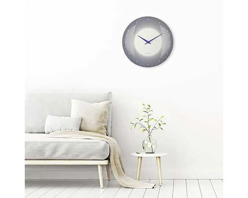 Obývacia izba s pohovkou, odkladacím stolíkom a nástennými hodinami