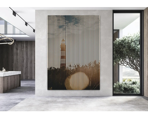 Nástenný obraz s motívom majáka a lamelovou štruktúrou v modernom priestore