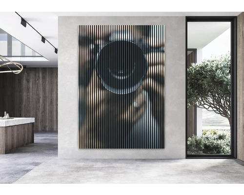 Interiérová fotografia miestnosti s akustickým stenovým panelom s abstraktným vzorom