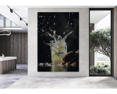 Moderný interiér s vertikálnym lamelovým obrazom na stene.