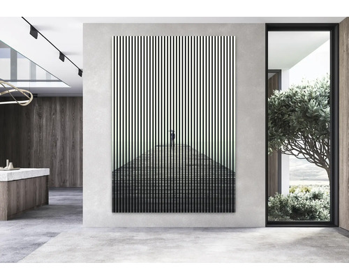 Priestranná izba s nástennou maľbou s vertikálnymi pruhmi a osobou stojacou na schodisku