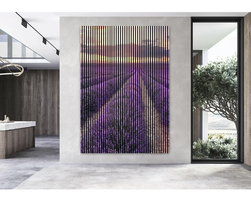 Dekoratívny nástenný panel s motívom levanduľového poľa v modernom obývacom priestore.