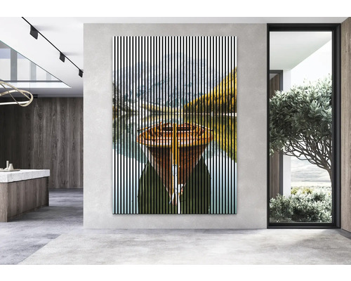 Dekoratívny nástenný obraz s motívom lode a zvislými pruhmi v modernom priestore.