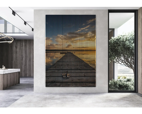 Akustický panel s motívom západu slnka nad budovou vo svetlej miestnosti.