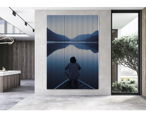 Veľký obraz s vertikálnymi pruhmi v modernom priestore