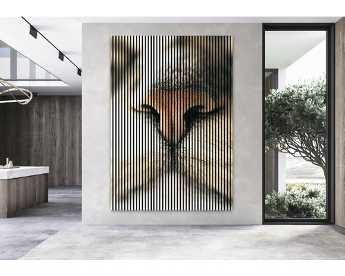 Dekoratívny nástenný obraz so zvieracím motívom a zvislými pruhmi v modernej miestnosti