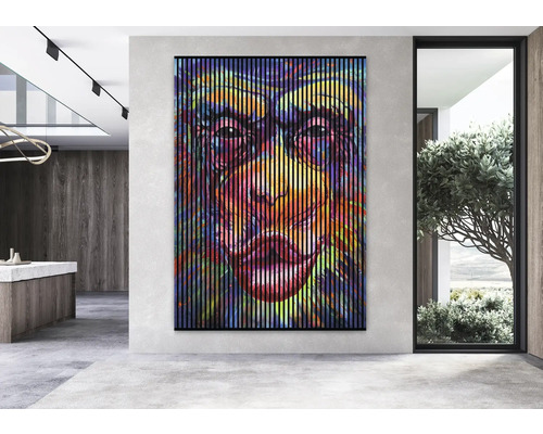 Dekoratívny nástenný panel s farebným motívom opice v modernom priestore.