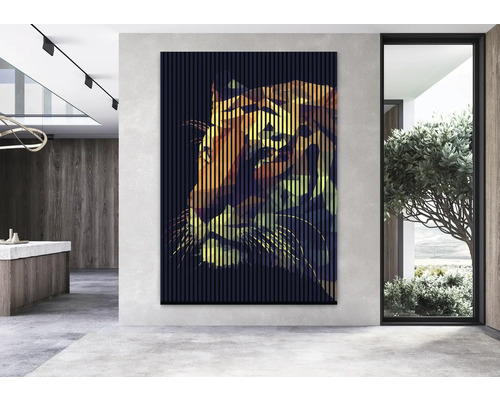 Dekoratívny stenový panel s motívom tigra v modernom obývacom priestore.