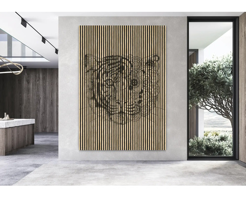 Izbový obrázok s akustickým panelom na stene zobrazujúcim zvierací motív.