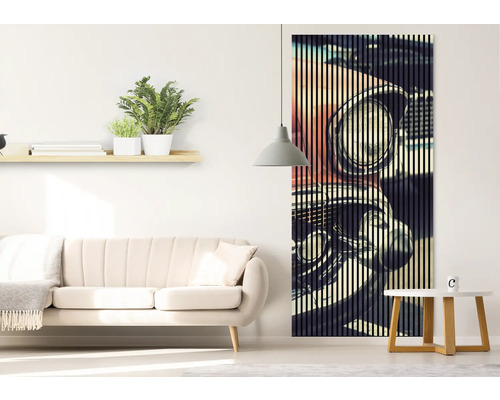 Obývacia izba s pohovkou, policou a nástenným panelom s motívom automobilu