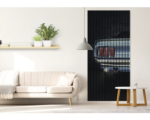 Obývacia izba s pohovkou, príručným stolíkom a nástenným panelom s motívom auta