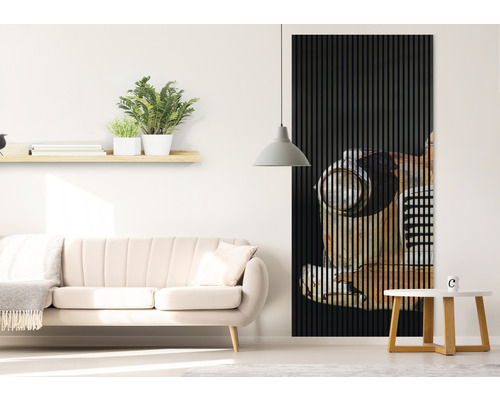 Obývacia izba s pohovkou, odkladacím stolíkom a nástenným panelom s automobilovým motívom