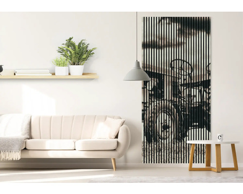 Obývacia izba s pohovkou, policou, lampou a akustickým panelom s motívom traktora