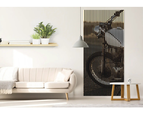 Obývacia izba s pohovkou a nástenným panelom s motívom motocykla