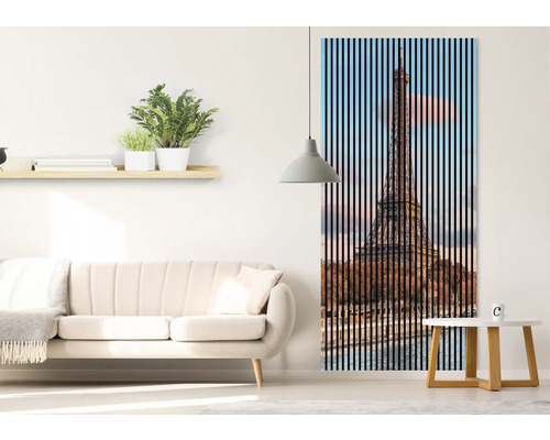 Obývacia izba s pohovkou, stolom a nástennou dekoráciou s motívom Eiffelovej veže