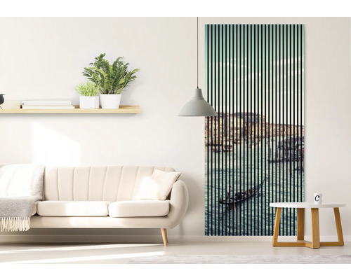 Obývacia izba s pohovkou, policou a akustickým obrazom s motívom Benátok