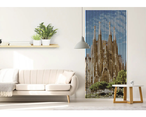 Interiér s pohovkou, príručným stolíkom, závesnou lampou, policou a lamelovým obrazom s architektonickým motívom