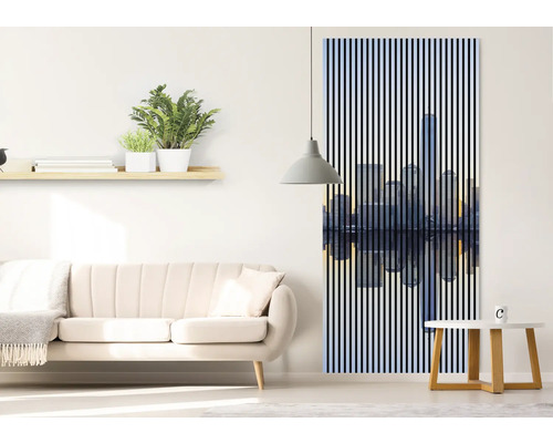 Obývacia izba s pohovkou, konferenčným stolíkom, policou a nástennou maľbou s motívom mesta