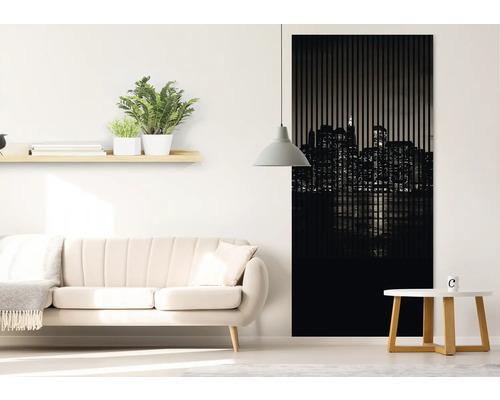 Obývacia izba s pohovkou, odkladacím stolíkom a nástenným panelom s motívom panorámy mesta