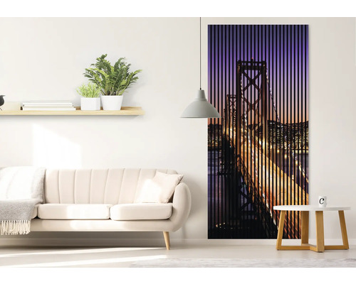 Obývacia izba s pohovkou, policou a paravánom s motívom mosta.