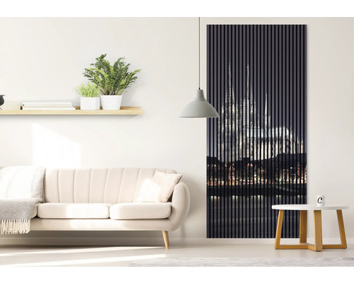 Obývacia izba s pohovkou, odkladacím stolíkom a nástenným panelom s motívom katedrály