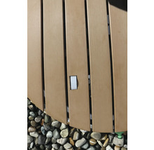 Detail vírivky s dreveným obložením a kameňmi.