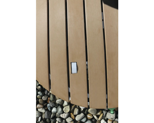 Detail vírivky s dreveným obložením a kameňmi.