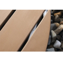 Detail záhradného stola s lamelovým vzorom