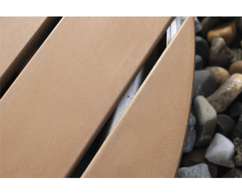 Detail záhradného stola s lamelovým vzorom