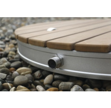 Detail kruhovej vonkajšej sprchy s dreveným roštom a prípojkou vody