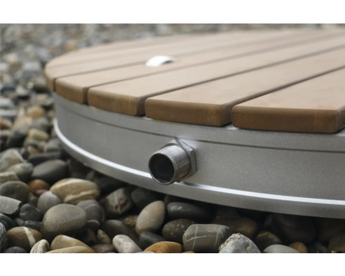 Detail kruhovej vonkajšej sprchy s dreveným roštom a prípojkou vody