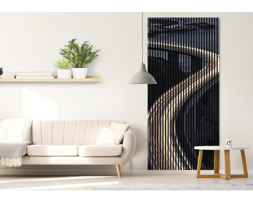 Obývacia izba s pohovkou, policou, príručným stolíkom, lampou a akustickým panelom s motívom ulice