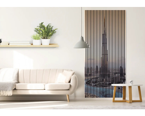 Obývacia izba s pohovkou, stolom a nástenným panelom s motívom panorámy mesta