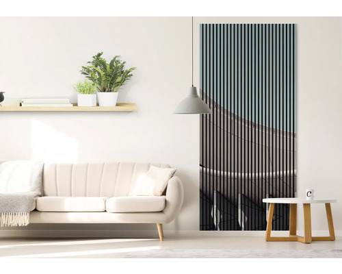 Obývacia izba s pohovkou, príručným stolíkom a akustickým panelom na dekoráciu stien